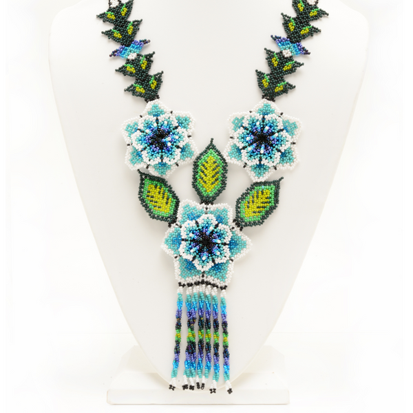 Three flowers beaded necklace handmade in guatemala